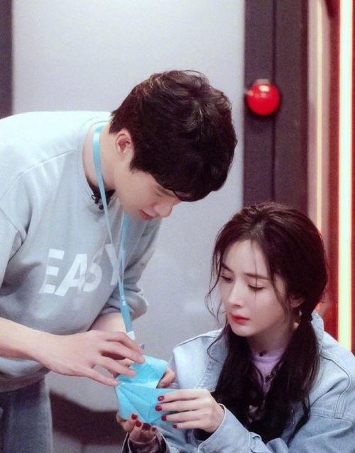 两个人吃瓜的娱乐,揭秘两位吃瓜群众的欢乐时光